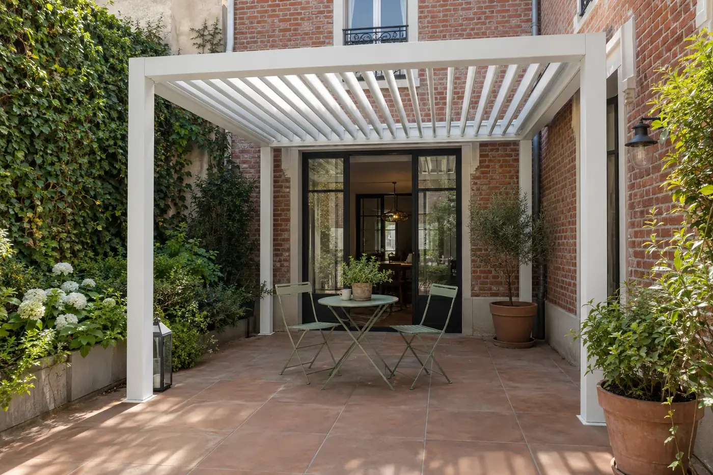 Exemple de pergola pour une terrasse à Saint-Raphaël — pergola bioclimatique compacte sur une terrasse ombragée de jardin méditerranéen