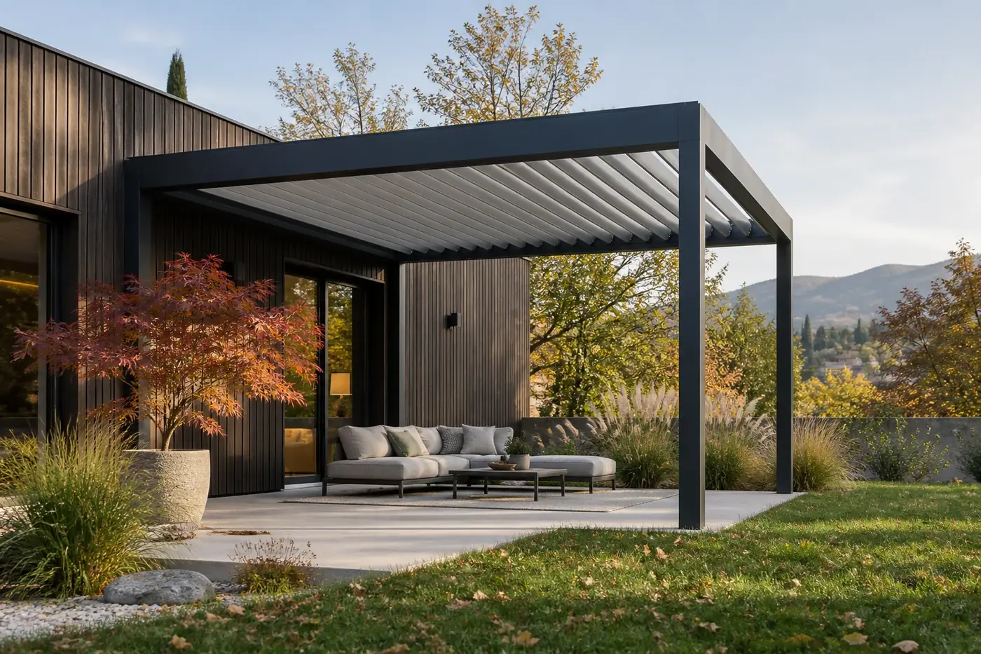 Exemple de pergola pour une terrasse à Fréjus — pergola bioclimatique aux lames entrouvertes filtrant le soleil sur une terrasse